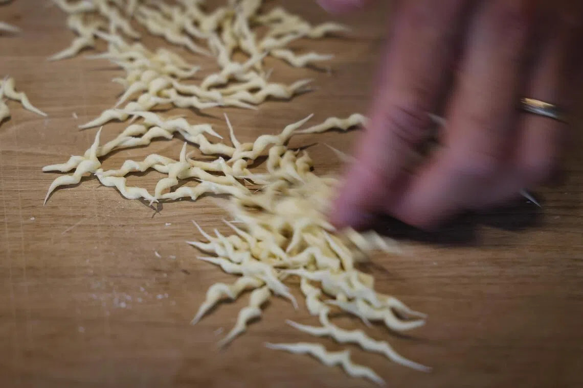 Mr Lee Yum Hwa making trofie di recco.