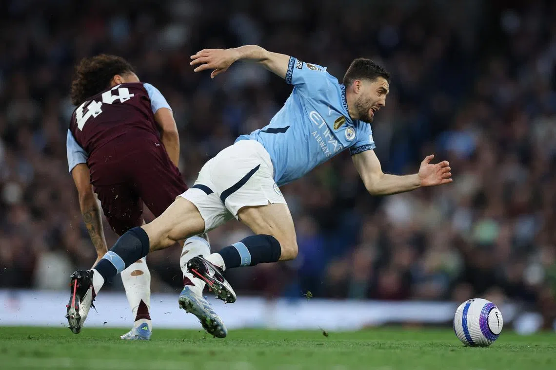 FILE PHOTO: Soccer Football - Premier League - Manchester City v Aston Villa - Etihad Stadium, Manchester, Britain - April 22, 2025 Manchester City's Mateo Kovacic in action with Aston Villa's Boubacar Kamara REUTERS/Phil Noble/File Photo