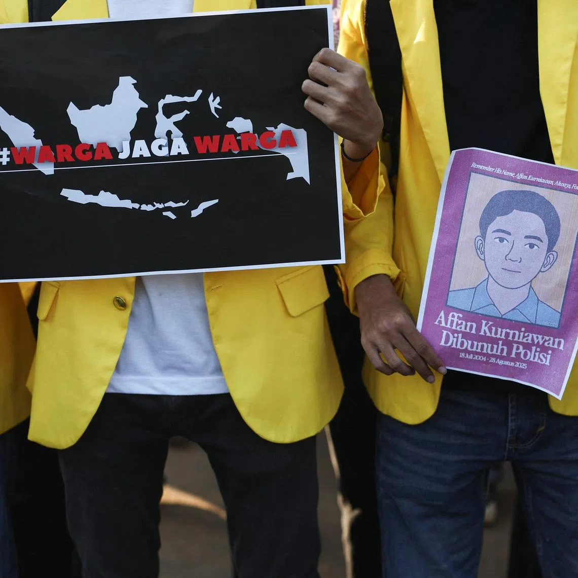 University students hold a poster reading, \"Citizens guarding citizens\", and a picture depicting Affan Kurniawan, a ride-hailing motorbike driver who was killed after being hit and struck by a police armoured vehicle during protests over parliamentarians' extra pay and housing allowances, at a rally outside the Indonesian parliament building, in Jakarta, Indonesia September 4, 2025. REUTERS/Willy Kurniawan