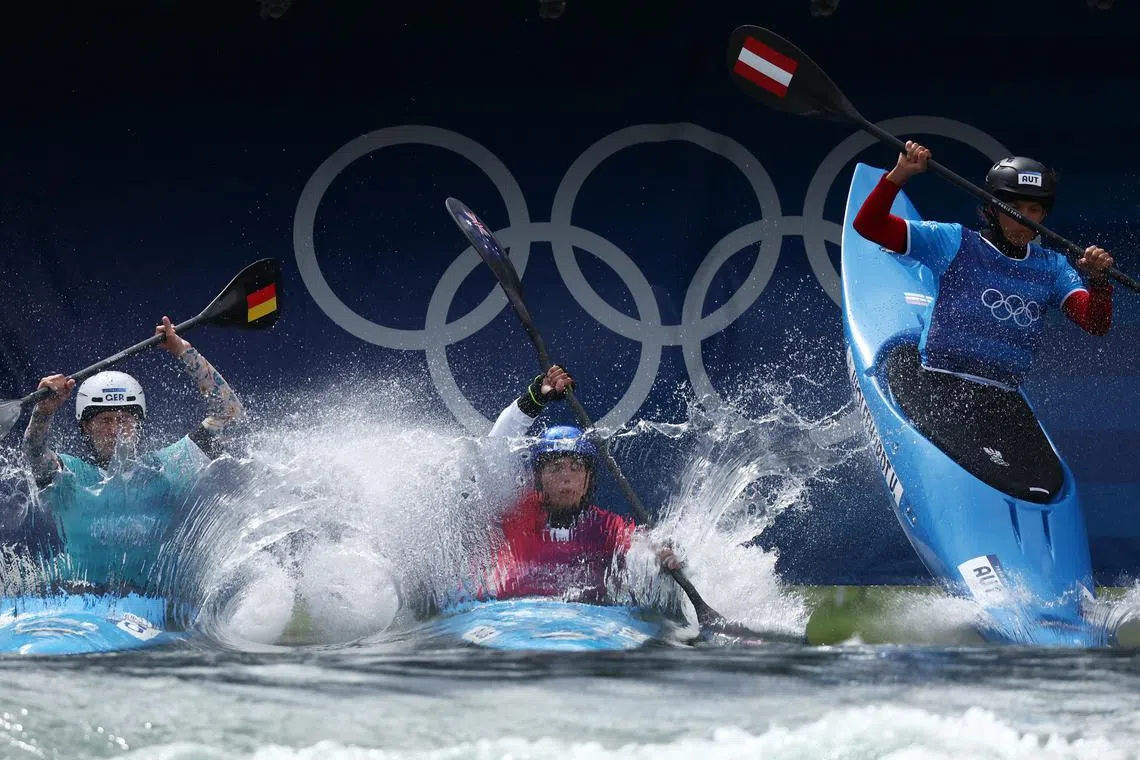 Paris 2024 Olympics - Slalom Canoe - Women's Kayak Cross Round 1 - Vaires-sur-Marne Nautical Stadium - Whitewater, Vaires-sur-Marne, France - August 03, 2024. Jessica Fox of Australia, Elena Lilik of Germany and Viktoria Wolffhardt of Austria in action. REUTERS/Yara Nardi/File Photo