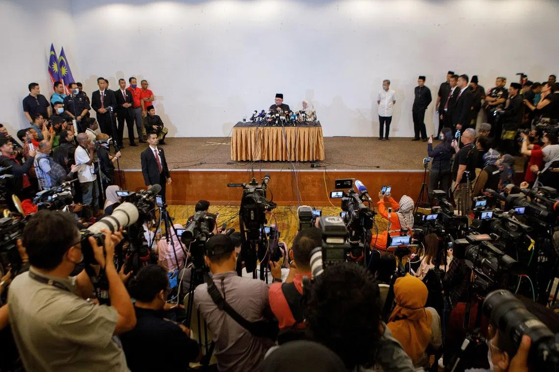 Anwar Ibrahim, Malaysia’s prime minister, center left and his wife Wan Azizah during a news conference in Kuala Lumpur, Malaysia, Nov. 24, 2022. 