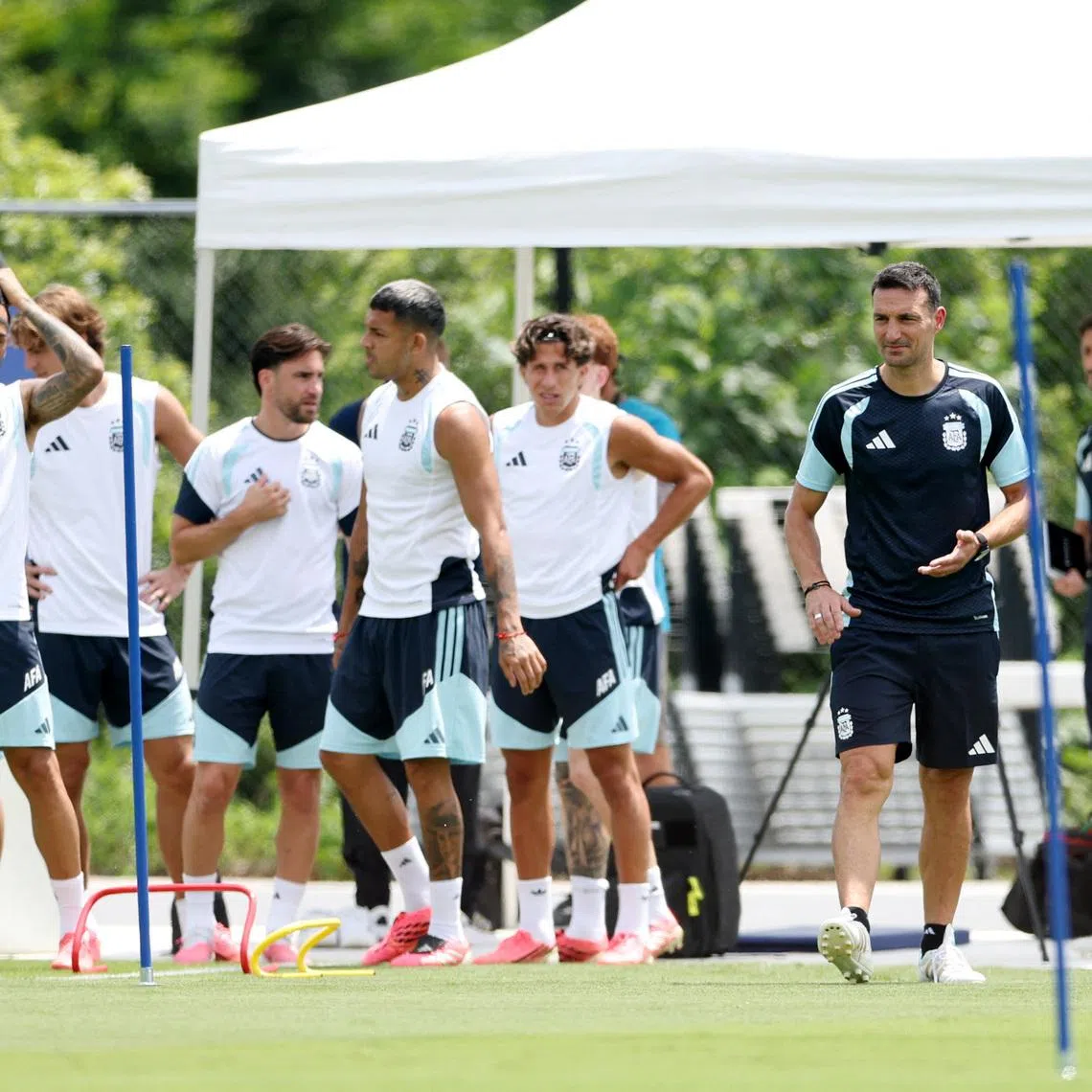 Soccer Football - FIFA World Cup 2026 - Argentina Training - Kennesaw State University, Kennesaw, Georgia, U.S. - July 6, 2026 Argentina coach Lionel Scaloni with his players during training REUTERS/Amanda Perobelli