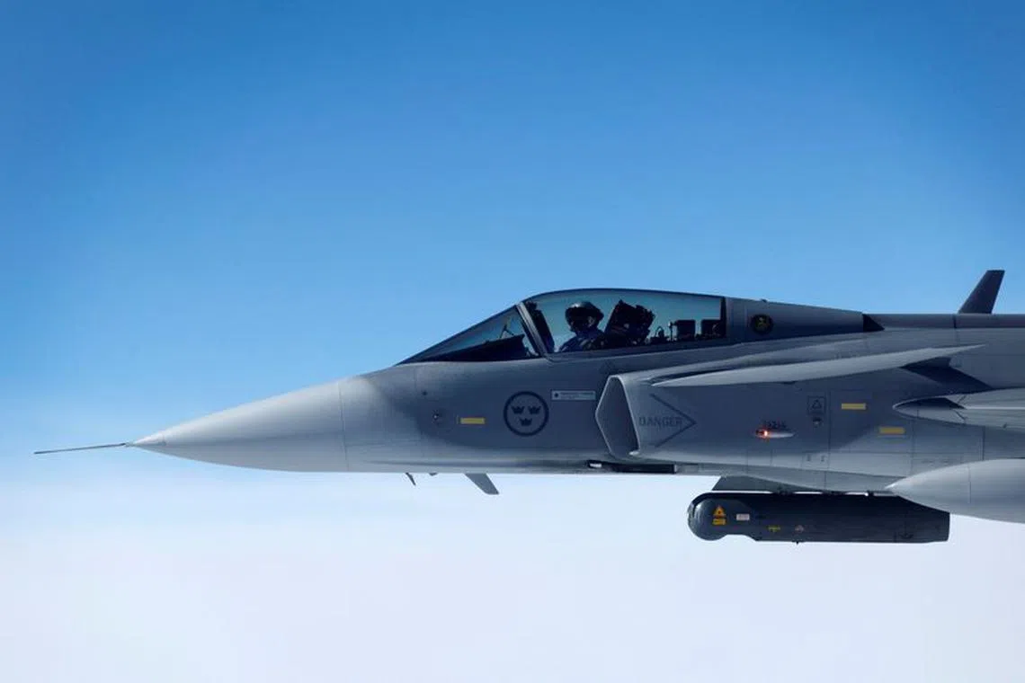 A Swedish Air Force Saab JAS 39 Gripen fighter jet flies during a media day illustrating how NATO Air Policing safeguards the Allies' airspace in the northern and northeastern region of the Alliance, July 4, 2023. REUTERS/Piroschka van de Wouw/File Photo