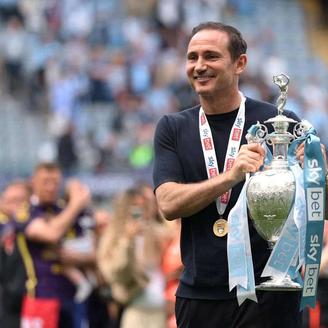 Soccer Football - Championship - Coventry City v Wrexham - Coventry Building Society Arena, Coventry, Britain - April 26, 2026 Coventry City manager Frank Lampard celebrates with the trophy after winning the Championship Action Images/Andrew Boyers