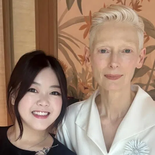 Nail technician Fiona gave Tilda Swinton a clear gel overlay manicure when the Scottish actress was in Singapore for the Chanel’s Cruise 2025/26 show on Nov 4.