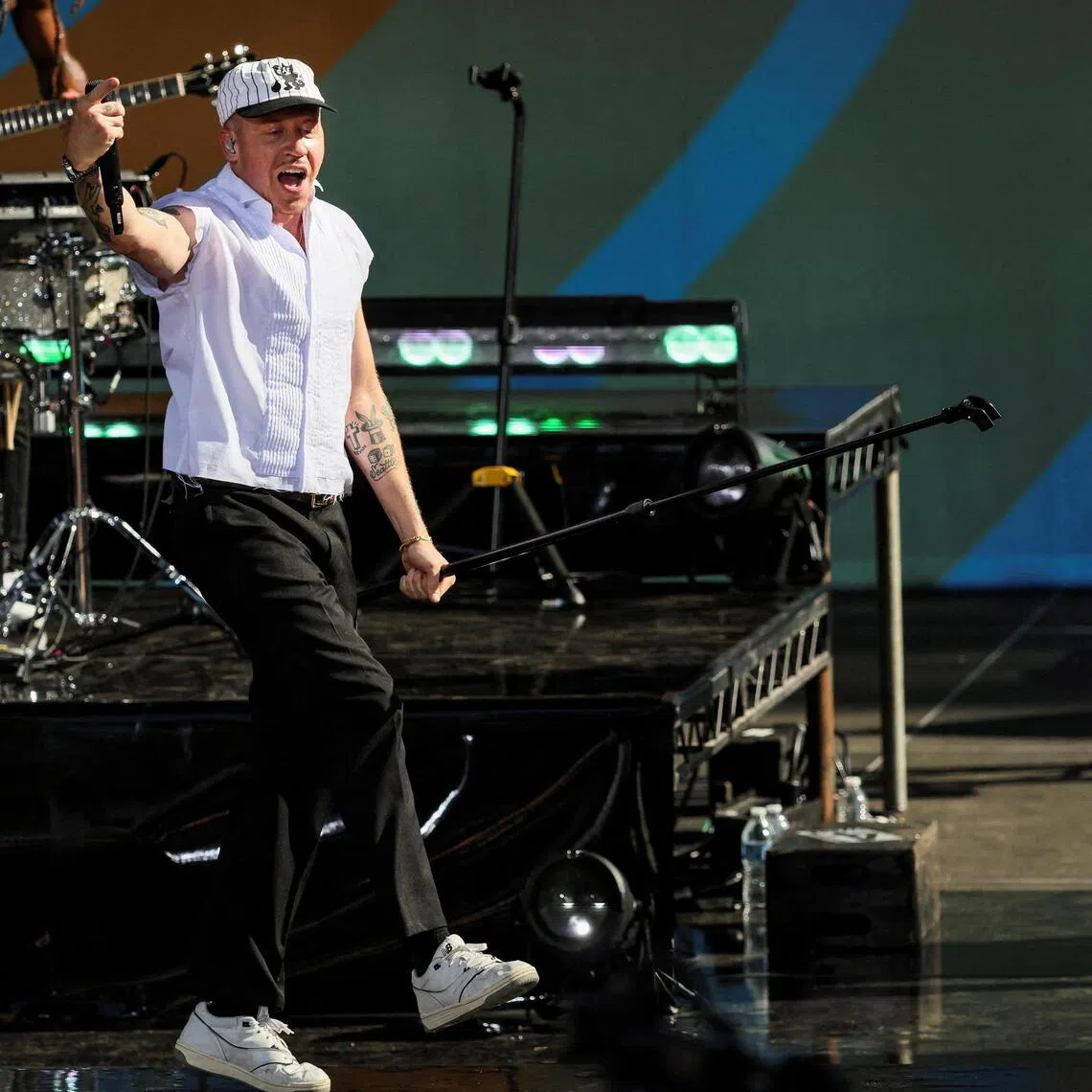 FILE PHOTO: Singer Macklemore performs on ABC's "Good Morning America" show in New York City, U.S., July 22, 2022.  REUTERS/Brendan McDermid/File Photo
