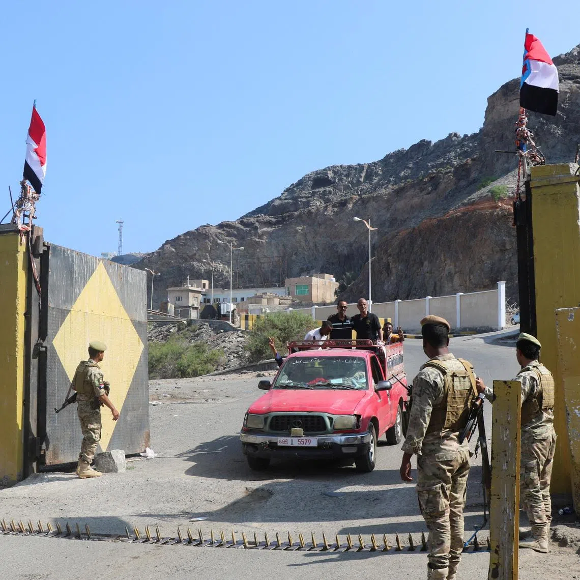 Soldiers loyal to Yemen's separatist Southern Transitional Council stand guard outside the compound of the presidential palace in Aden, Yemen December 9, 2025. REUTERS/Fawaz Salman