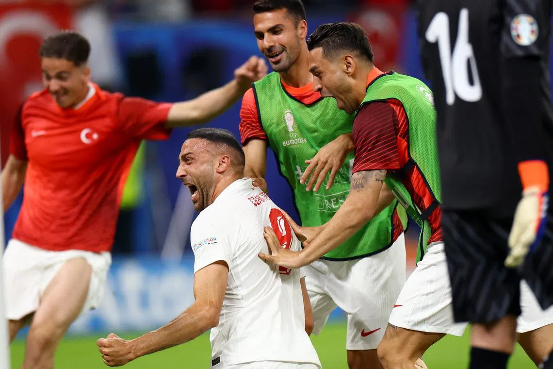 Soccer Football - Euro 2024 - Group F - Czech Republic v Turkey - Hamburg Volksparkstadion, Hamburg, Germany - June 26, 2024 Turkey's Cenk Tosun celebrates scoring their second goal with teammates REUTERS/Lisi Niesner