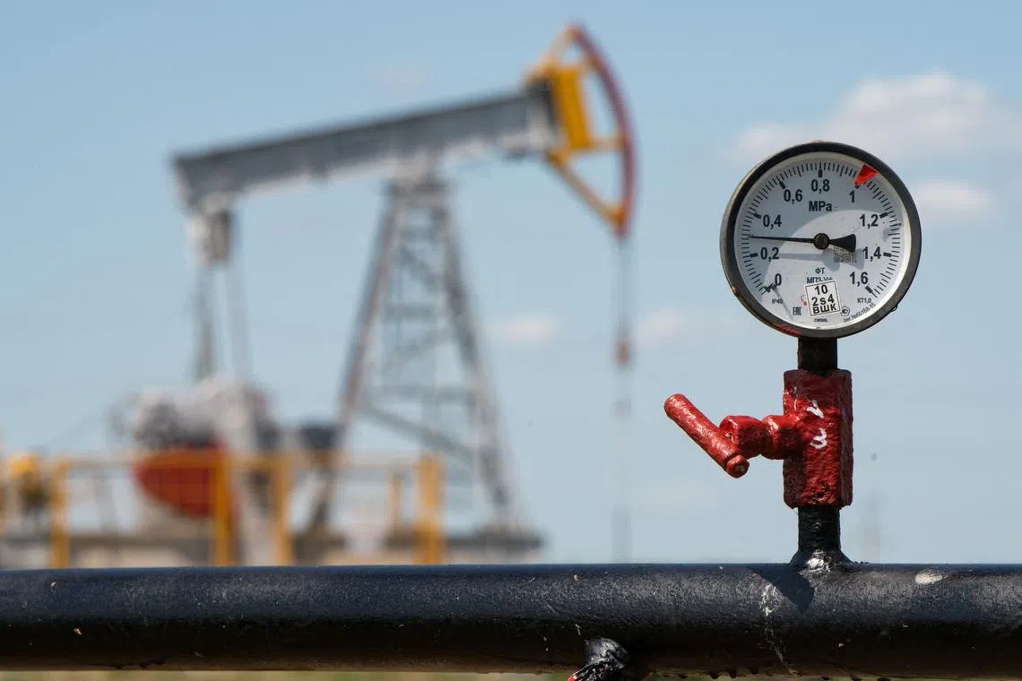 FILE PHOTO: A view shows a pressure gauge near oil pump jacks outside Almetyevsk, in the Republic of Tatarstan, Russia July 14, 2025. REUTERS/Stringer/File Photo