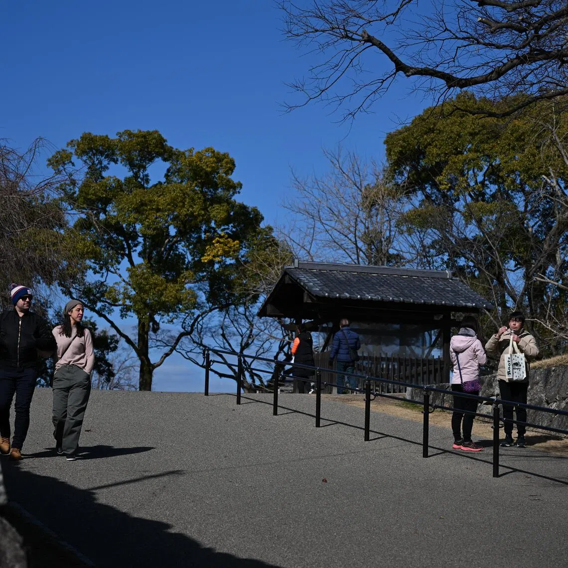Maizuru Park, built around the ruins of Fukuoka Castle, houses several sports facilities, a courthouse, and an art museum.