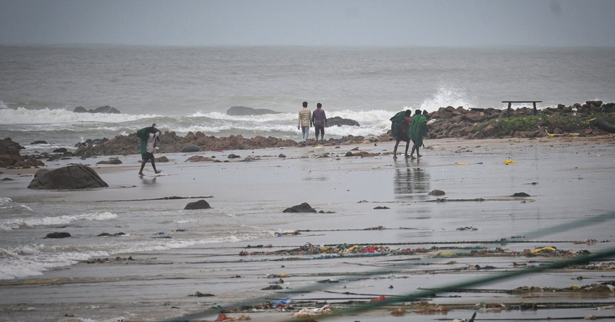 Six killed in cyclone off India's eastern coast