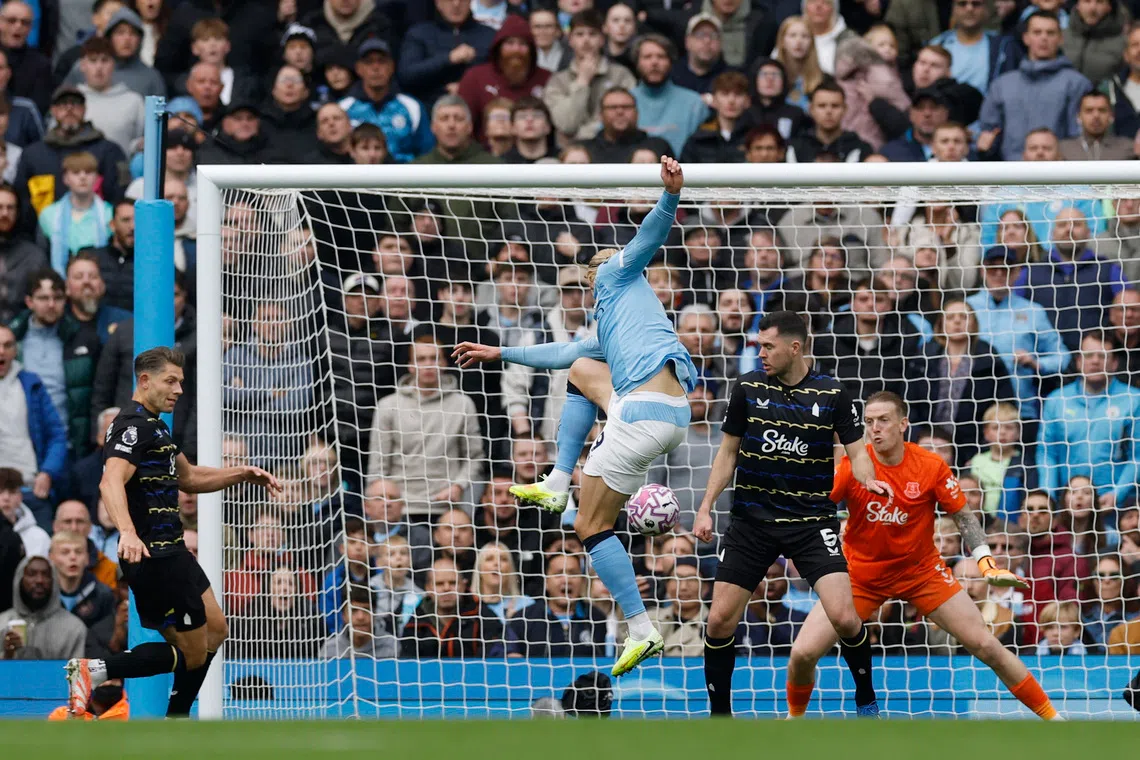 Soccer Football - Premier League - Manchester City v Everton - Etihad Stadium, Manchester, Britain - October 18, 2025 Manchester City's Erling Haaland scores their first goal Action Images via Reuters/Jason Cairnduff