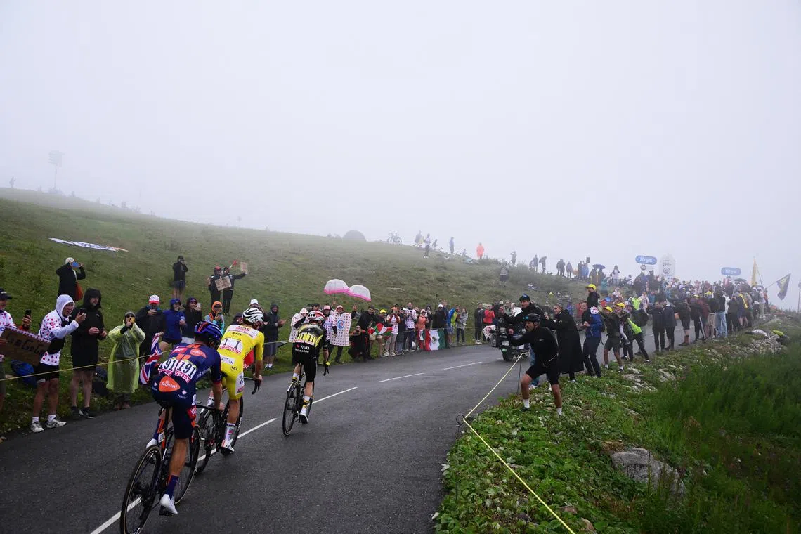 Cycling - Tour de France - Stage 18 - Vif to Courchevel Col de la Loze - Courchevel Col de la Loze, France - July 24, 2025 Team Picnic PostNL's Oscar Onley, UAE Team Emirates XRG's Tadej Pogacar and Team Visma | Lease a Bike's Jonas Vingegaard in action during stage 18 Pool via REUTERS/Papon Bernard