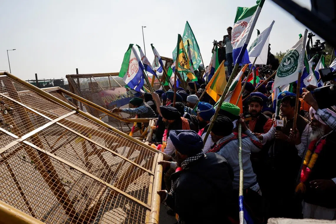 Farmers remove barriers as they march towards New Delhi to press for better crop prices promised to them in 2021, at the Shambhu barrier, a border crossing between Punjab and Haryana states, India, December 6, 2024. REUTERS/Anushree Fadnavis
