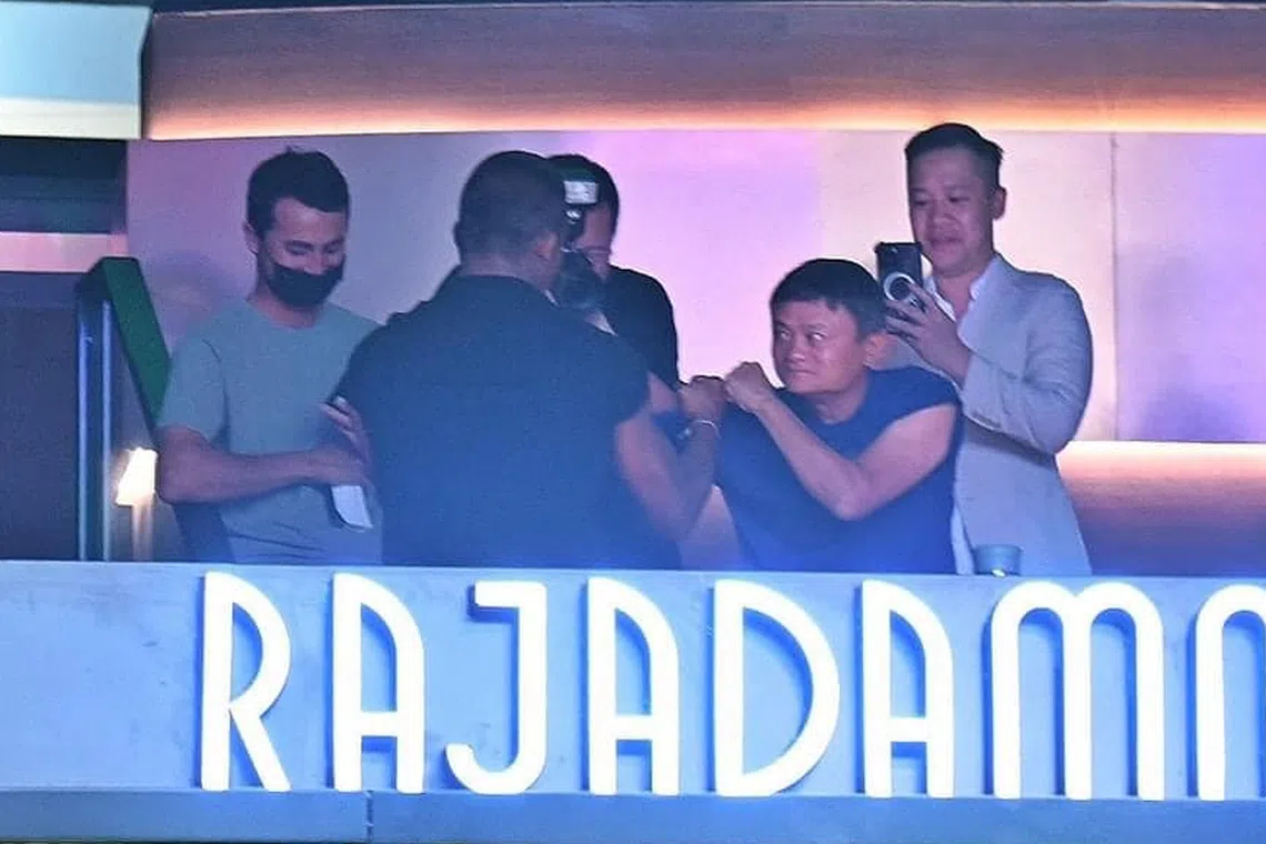 Mr Jack Ma was photographed with his fists raised while facing legendary Muay Thai boxer Buakaw Banchamek.
