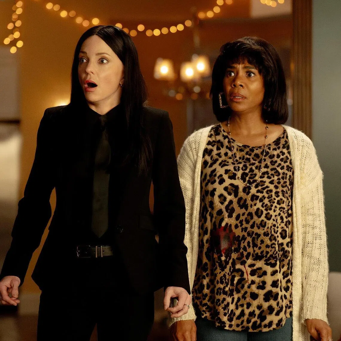 Anna Faris (left) and Regina Hall in Scary Movie.