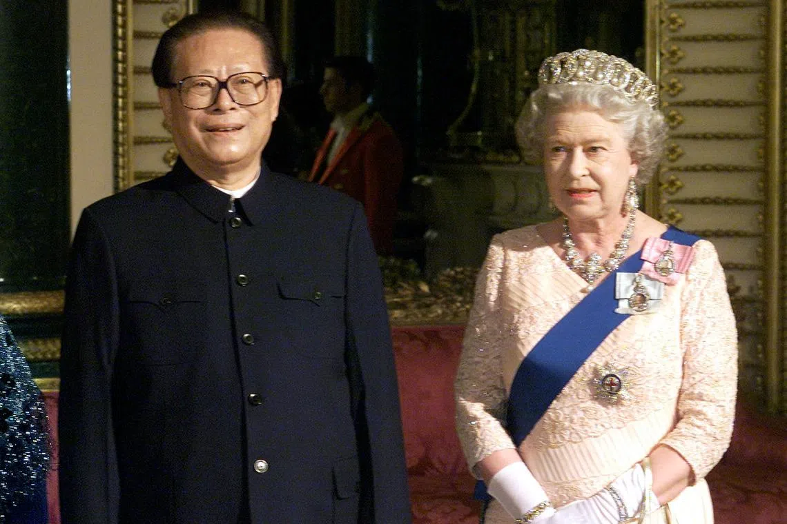 Chinese President Jiang Zemin and Queen Elizabeth II pose for a photograph in the Music Room prior to a state banquet at Buckingham Palace, London, Britain on Oct 19, 1999.