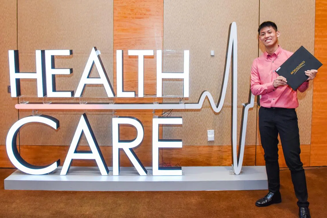 ST20230721_202329279972-Eugene Tan-azaward21/

Sebastian Jedidiah Jivan, 22, with his certificate at the Healthcare Scholarships Awards Ceremony 2023 on July 21, 2023./

(ST PHOTO: EUGENE TAN)