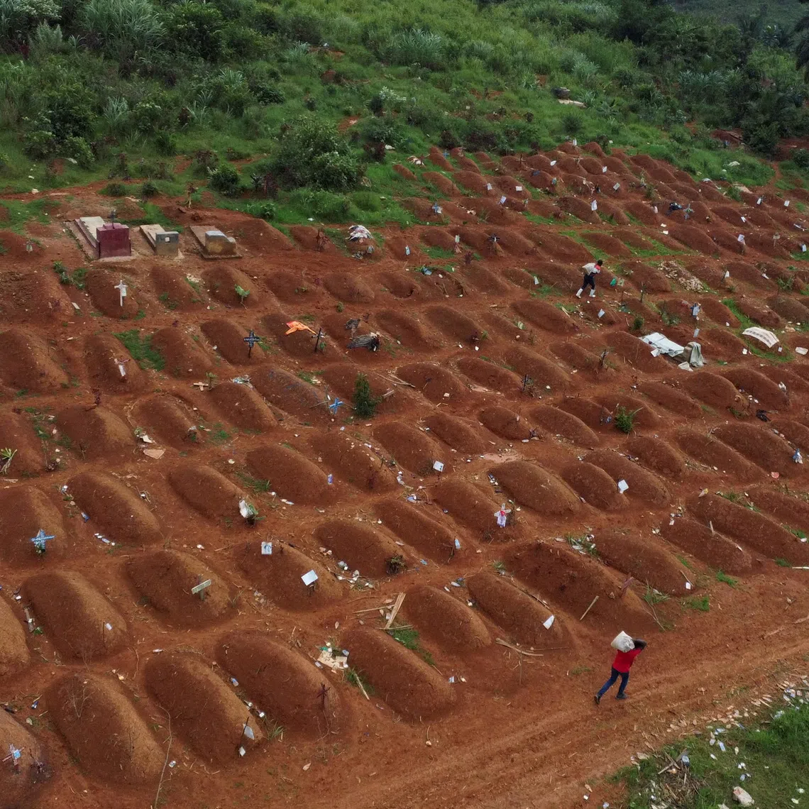 FILE PHOTO: A drone view of workers at the Ceca-20 cemetery, as aid agencies intensify efforts to contain an Ebola outbreak caused by the Bundibugyo virus, in Mungwalu, Djugu Territory of Ituri province, Democratic Republic of Congo, July 14, 2026. REUTERS/Gradel Muyisa Mumbere/File Photo