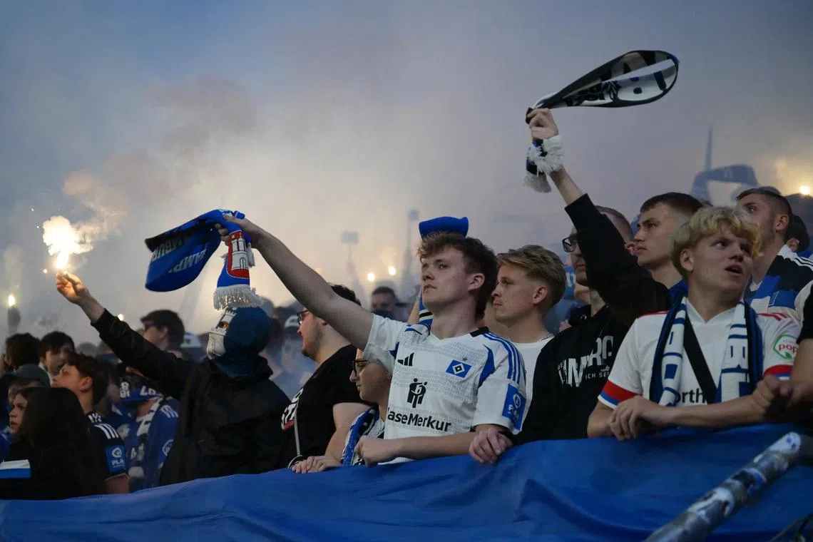 FILE PHOTO: Soccer Football - Bundesliga - Hamburger SV v St. Pauli - Volksparkstadion, Hamburg, Germany - August 29, 2025 Hamburger SV fans react at half time REUTERS/Teresa Kroeger/File Photo