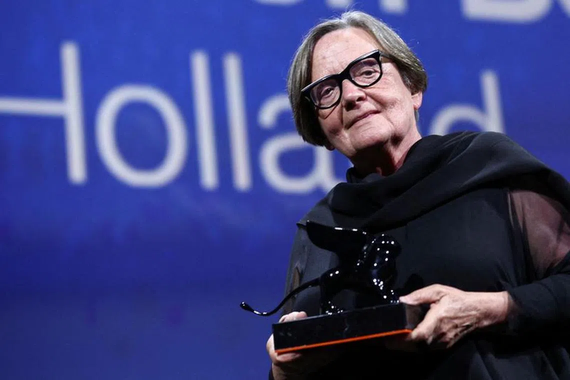 FILE PHOTO: The 80th Venice Film Festival - Awards Ceremony - Venice, Italy, September 9, 2023.  Director Agnieszka Holland poses with the special Jury Prize award for the movie \"Zielona Granica\" (Green Border). REUTERS/Guglielmo Mangiapane/File Photo