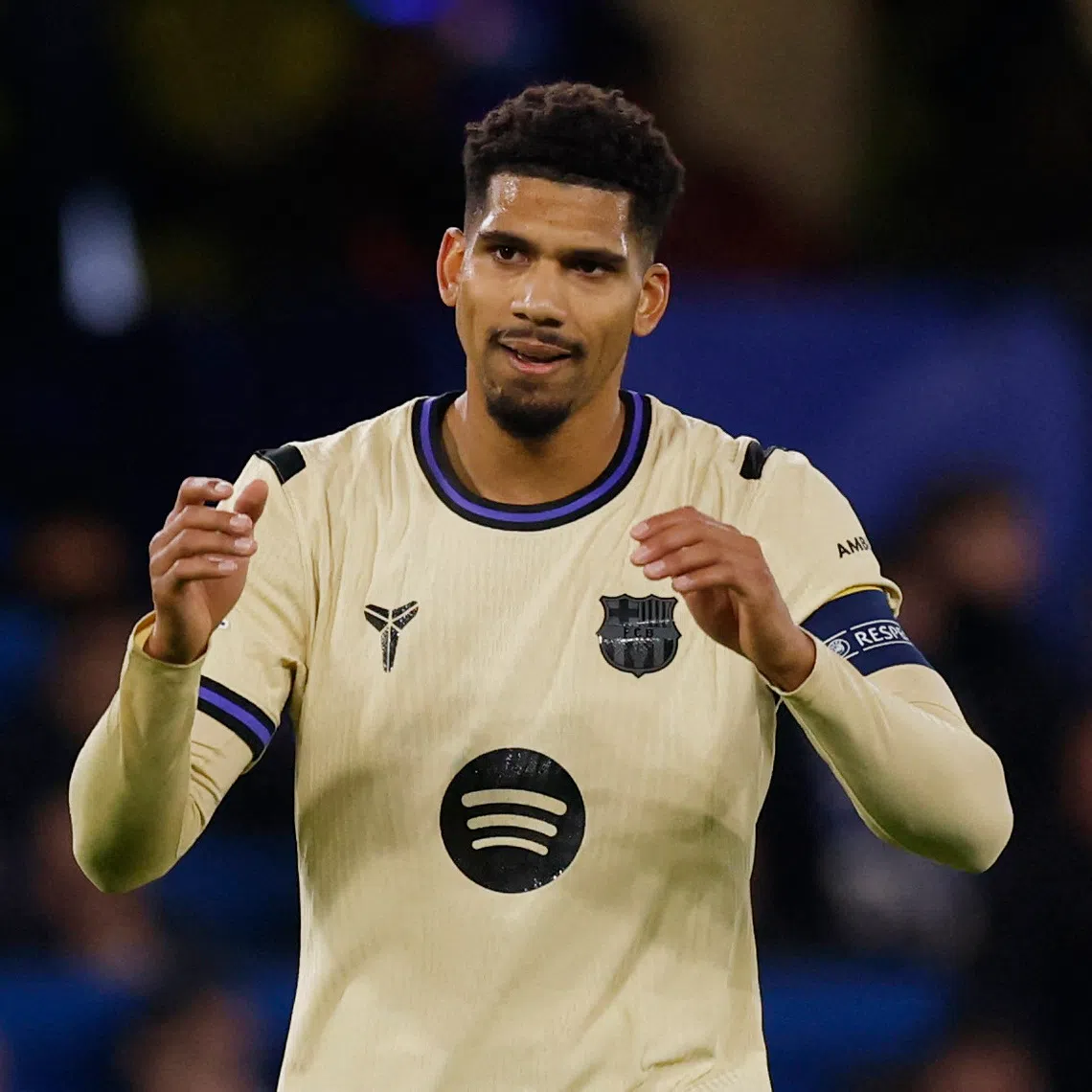 Soccer Football - UEFA Champions League - Chelsea v FC Barcelona - Stamford Bridge, London, Britain - November 25, 2025 FC Barcelona's Ronald Araujo reacts after being shown a yellow card Action Images via Reuters/Andrew Couldridge