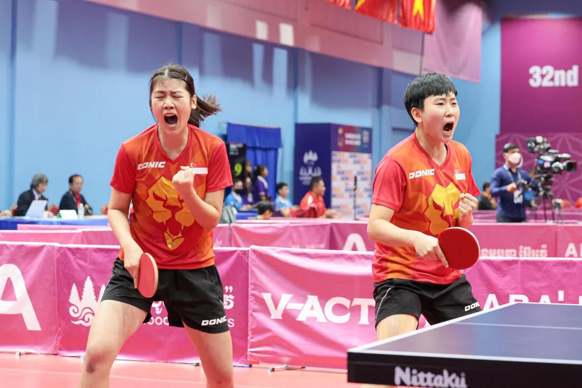 CMG20230513-JasonLee02/李冠卫/陈芷馨,陈明耀/OA-东运会 TABLE TENNIS [Phnom Penh, MORODOK TECHO TABLE TENNIS HALL]

TABLE TENNIS – WOMEN DOUBLES QUARTER FINALS
JINGYI ZHOU & WONG XIN RU (Red)

Singapore's Wong Xin Ru overcomes her mixed doubles quarter-final loss with Koen Pang to partner Zhou Jingyi and win their women's doubles quarter-final against Thailand's Jinnipa Sawettabut and Tamolwan Khetkhuan.