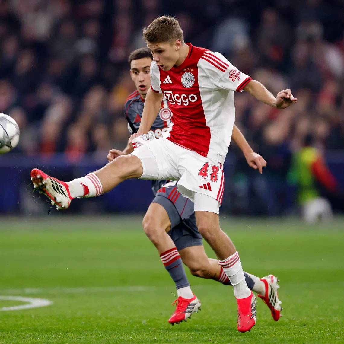 Soccer Football - UEFA Champions League - Ajax Amsterdam v Olympiacos - Johan Cruijff Arena, Amsterdam, Netherlands - January 28, 2026 Ajax Amsterdam's Sean Steur in action with Olympiacos' Santiago Hezze REUTERS/Maurice Van Steen/File Photo