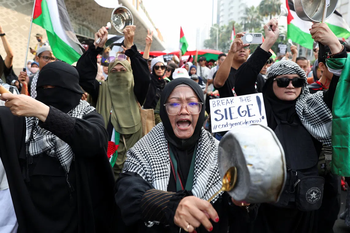 People react during a "Stop Starving Gaza Now" protest amid the ongoing conflict between Israel and Hamas, outside the U.S. embassy in Jakarta, Indonesia, July 27, 2025. REUTERS/Ajeng Dinar Ulfiana TPX IMAGES OF THE DAY