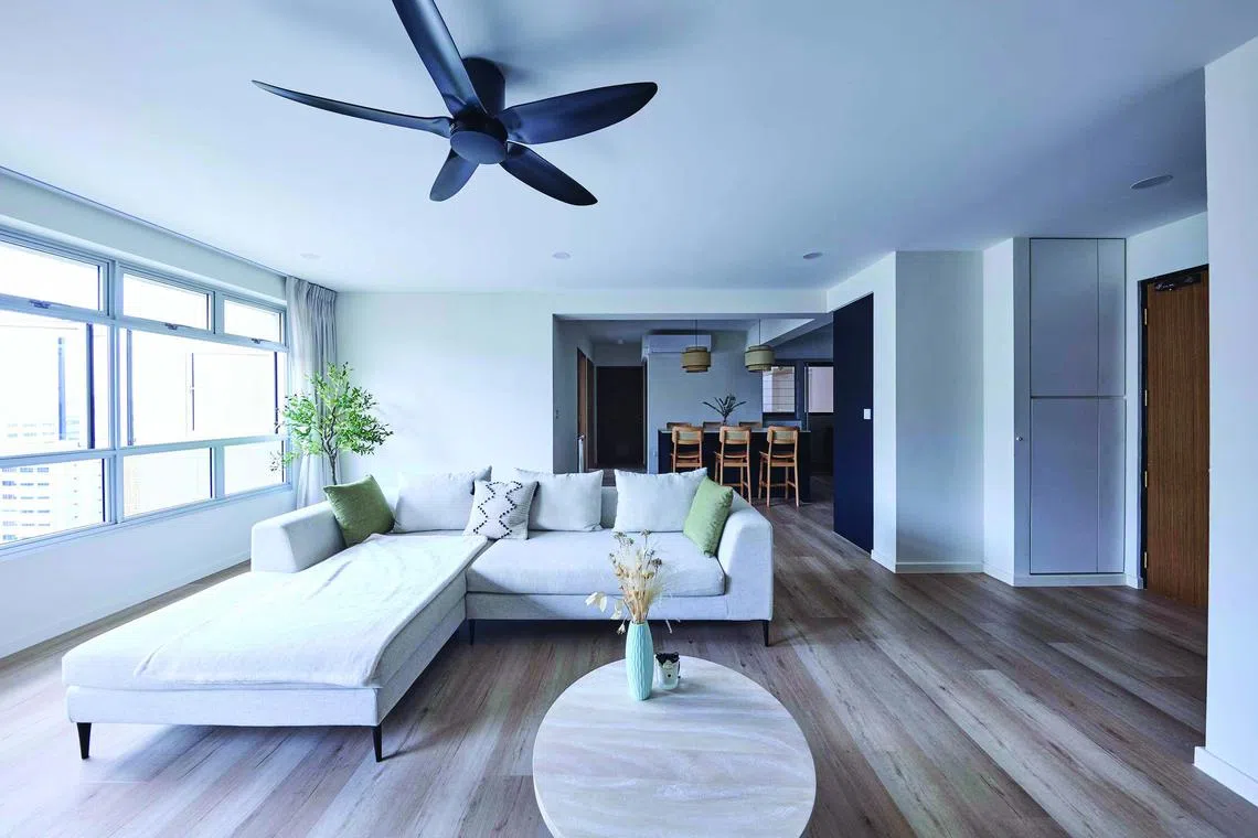 This 32-year-old home owner decided to turn his 1,184 sq m five-room HDB flat into an idyllic modern farmhouse in which to unwind after a hard day’s work. 