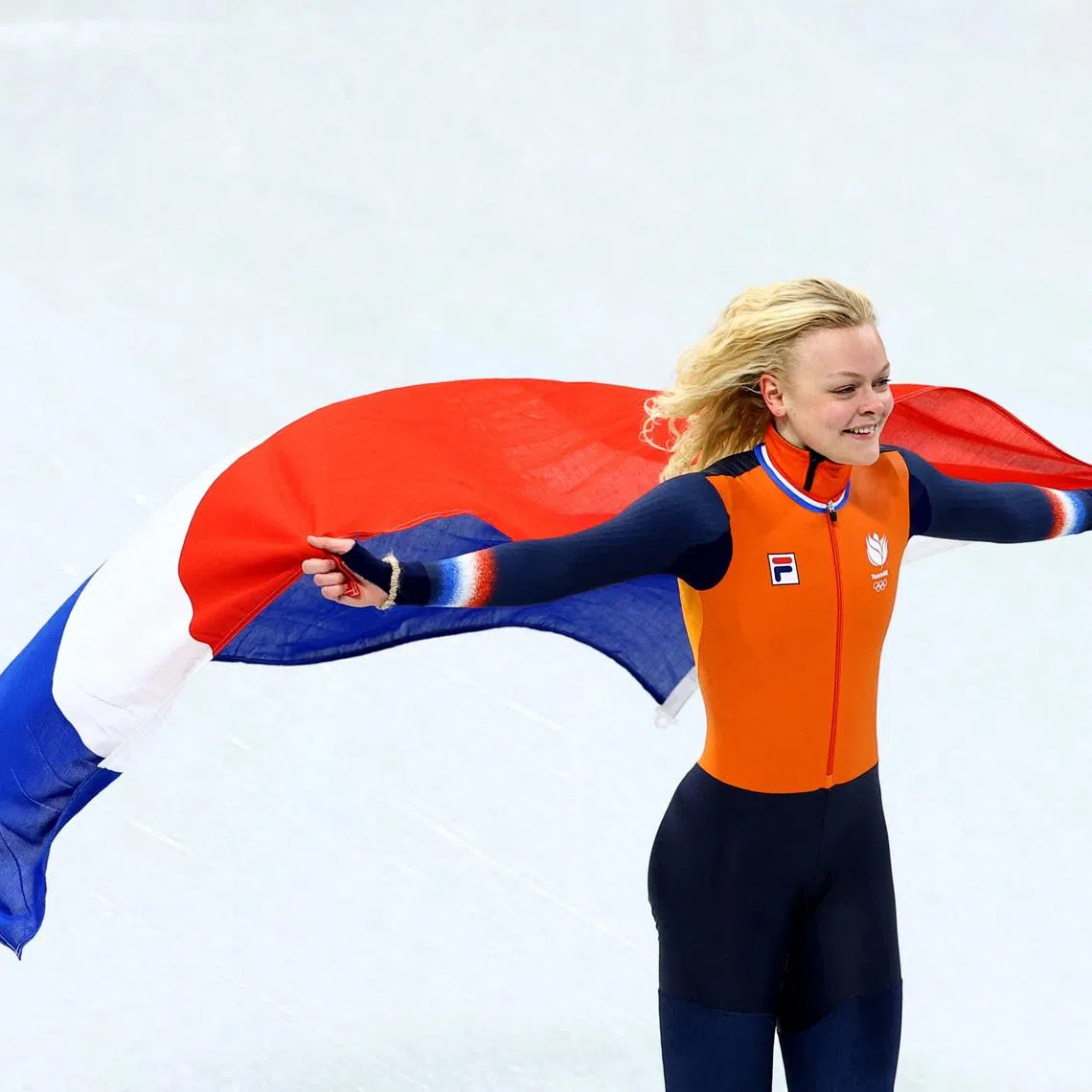 Milano Cortina 2026 Olympics - Short Track Speed Skating - Women's 1000m - Finals - Milano Ice Skating Arena, Milan, Italy - February 16, 2026. Xandra Velzeboer of Netherlands celebrates with her national flag after winning gold in the Women's 1000m Finals REUTERS/Claudia Greco