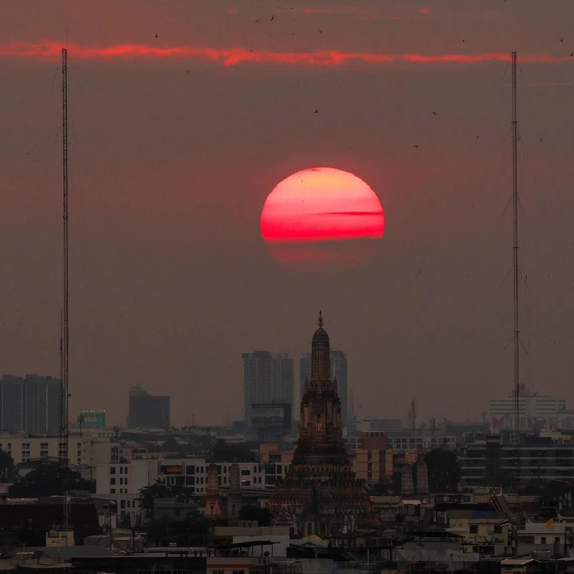 The sun sets above Wat Arun, also known as the Temple of Dawn, in Bangkok, Thailand January 6, 2026. REUTERS/Chalinee Thirasupa 