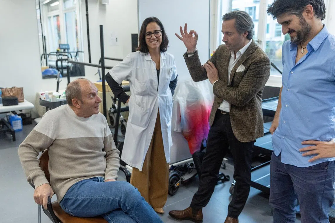 Mr Gauthier received a neuroprosthetic, comprising an electrode field placed against his spinal cord. 