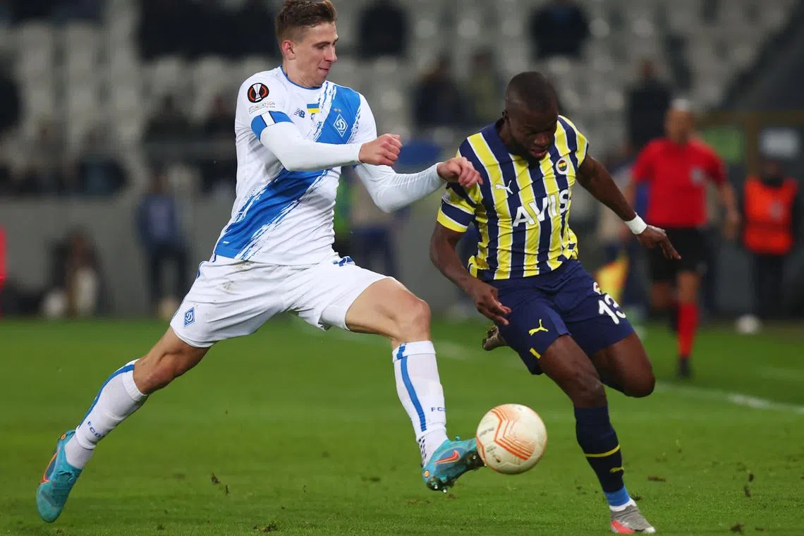 FILE PHOTO: Soccer Football - Europa League - Group B - Dynamo Kyiv v Fenerbahce - Marshal Jozef Pilsudski Stadium, Krakow, Poland - November 3, 2022 Fenerbahce's Enner Valencia in action with Dynamo Kyiv's Ilya Zabarnyi REUTERS/Kacper Pempel/File Photo