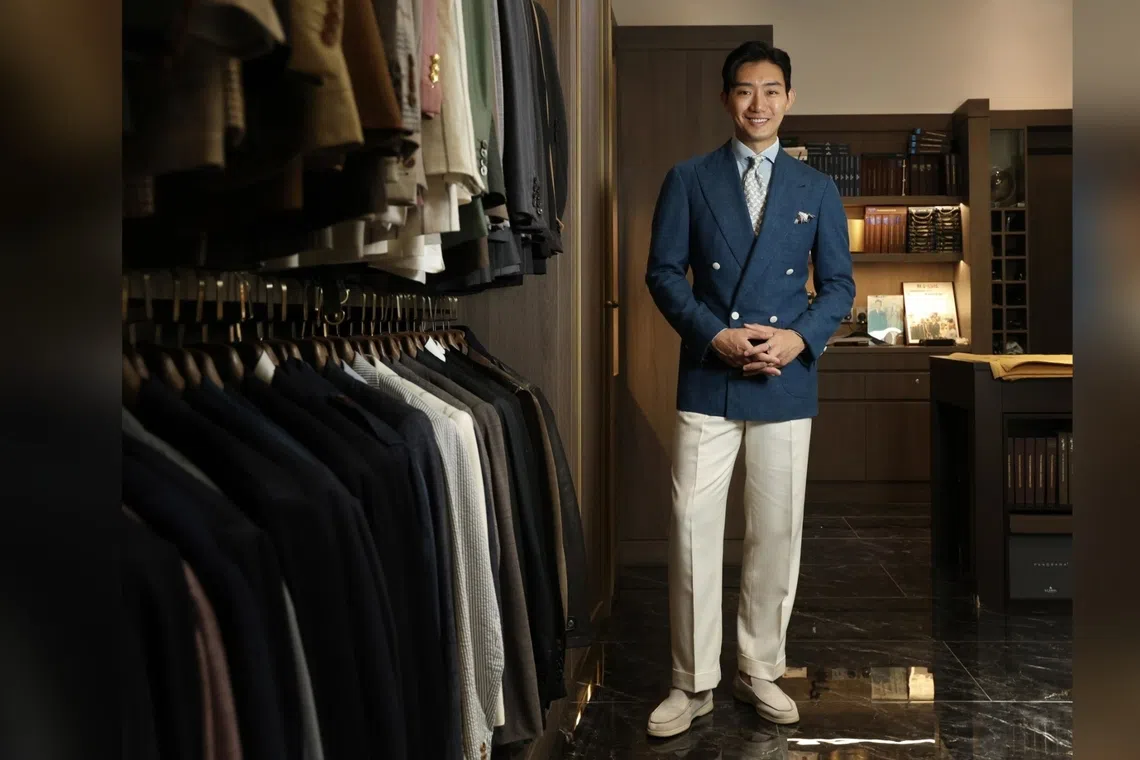 Javin Tan, founder of Singapore bespoke tailor Common Suits, has won Milano su Misura – Trofeo Arbiter 2026 in Naples. He wears his winning sailing suit at his atelier.