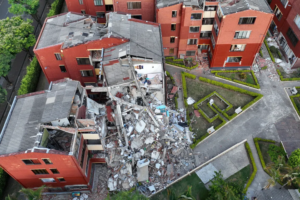 A drone view shows a collapsed building in the \"Los Bloques\" complex following an earthquake in Pereira, Colombia, August 13, 2026. REUTERS/Luisa Gonzalez