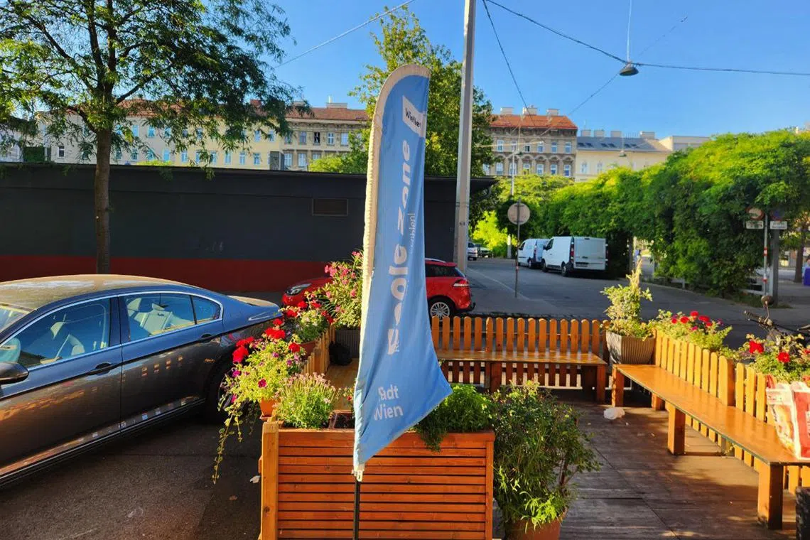 A cool zone banner outside a social services centre for migrant women in Vienna’s District 2.