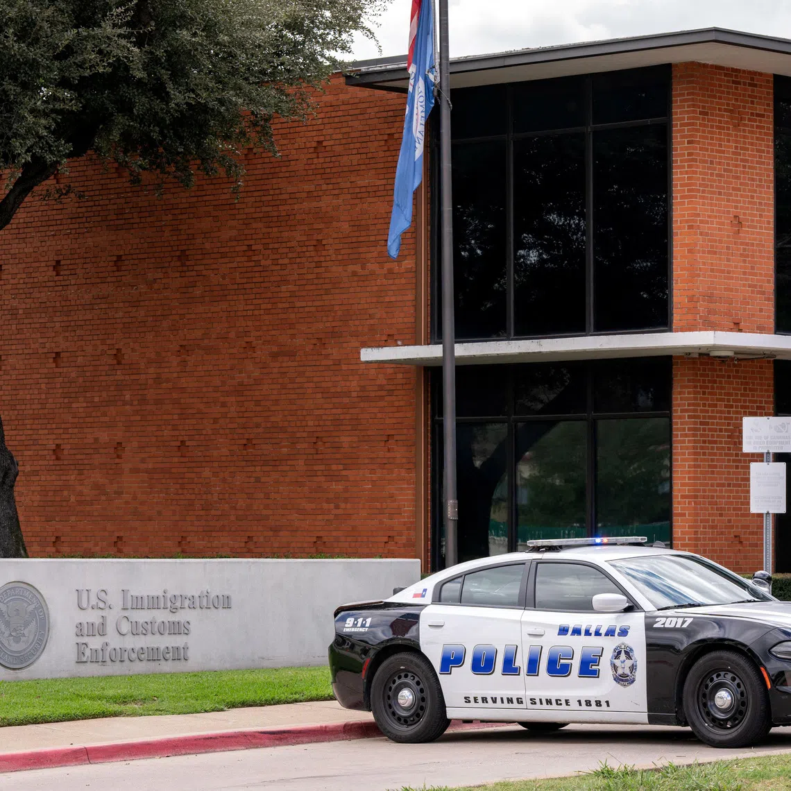 Law enforcement personnel respond at the scene of a shooting at an Immigration and Customs Enforcement (ICE) field office in Dallas, Texas, U.S., September 24, 2025.    REUTERS/Jeffrey McWhorter