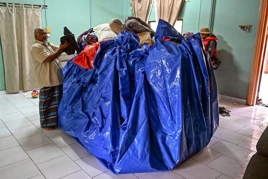 KUALA BERANG, 27 Dis -- Penduduk, Moh Norddin Ahmad, 60, membungkus barangan rumah dengan kanvas bagi mengelakkan kerosakan susulan banjir yang melanda ketika tinjauan di Kampung Bukit Tok Bat.

Lazimnya, mangsa banjir akan menempatkan harta benda mereka di tempat tinggi bagi mengelakkan rosak dek bencana itu, namun Moh Norddin mempunyai kaedah lain yang lebih kreatif atau mungkin lebih berkesan.

Berbekalkan plastik kanvas biru bersaiz enam kali enam meter, penduduk di Kampung Bukit Tok Bat itu membungkus kesemua perabotnya yang disusun setinggi hampir dua meter sebelum membuat ikatan di bahagian atas.

--fotoBERNAMA (2023) HAK CIPTA TERPELIHARA
