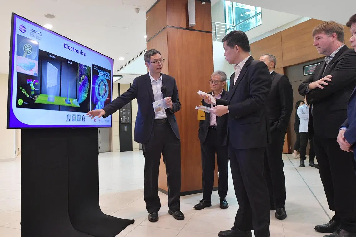 azresearch01 / ST20221201_202271408041 / Alphonsus Chern //

NTU Professor Chen Xiaodong (L) speaking with Minister for Education Chan Chun Sing (3L) at the launch of the Institute for Digital Molecular Analytics and Science (IDMxS) at the Nanyang Executive Centre on 01 December 2022. 

Standing behind Mr Chan are IDMxS founding director Professor Jay Groves and NTU senior vice president of research Professor Lam Khin Yong. 