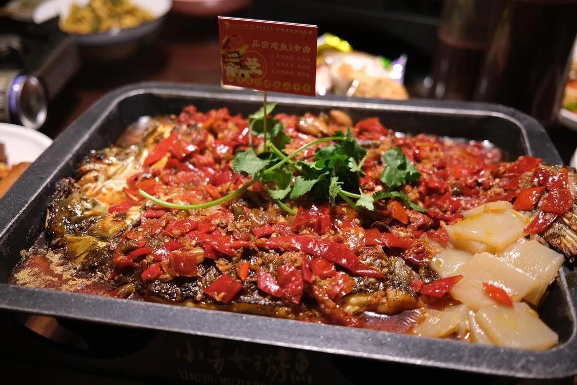 awkaoyu - Grilled fish served with pickled peppers is a specialty in Wanzhou district in Chongqing. China's national food and catering industry body named Wanzhou the hometown of kaoyu in 2018.


ST PHOTO: AW CHENG WEI