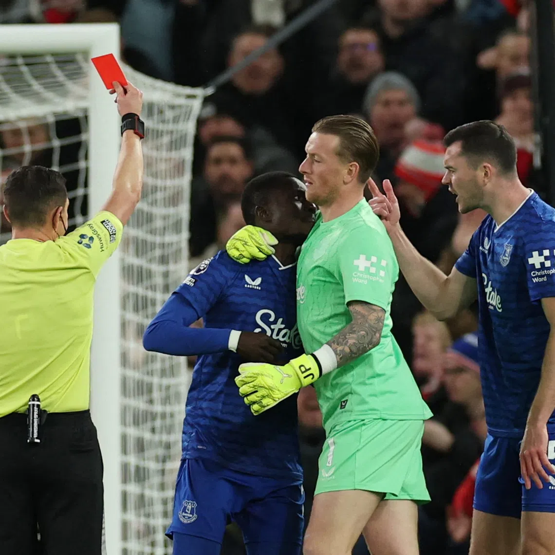 Soccer Football - Premier League - Manchester United v Everton - Old Trafford, Manchester, Britain - November 24, 2025 Everton's Idrissa Gueye is held back by Everton's Jordan Pickford as he clashes with teammate Michael Keane and shown a red card by referee Tony Harrington REUTERS/Phil Noble