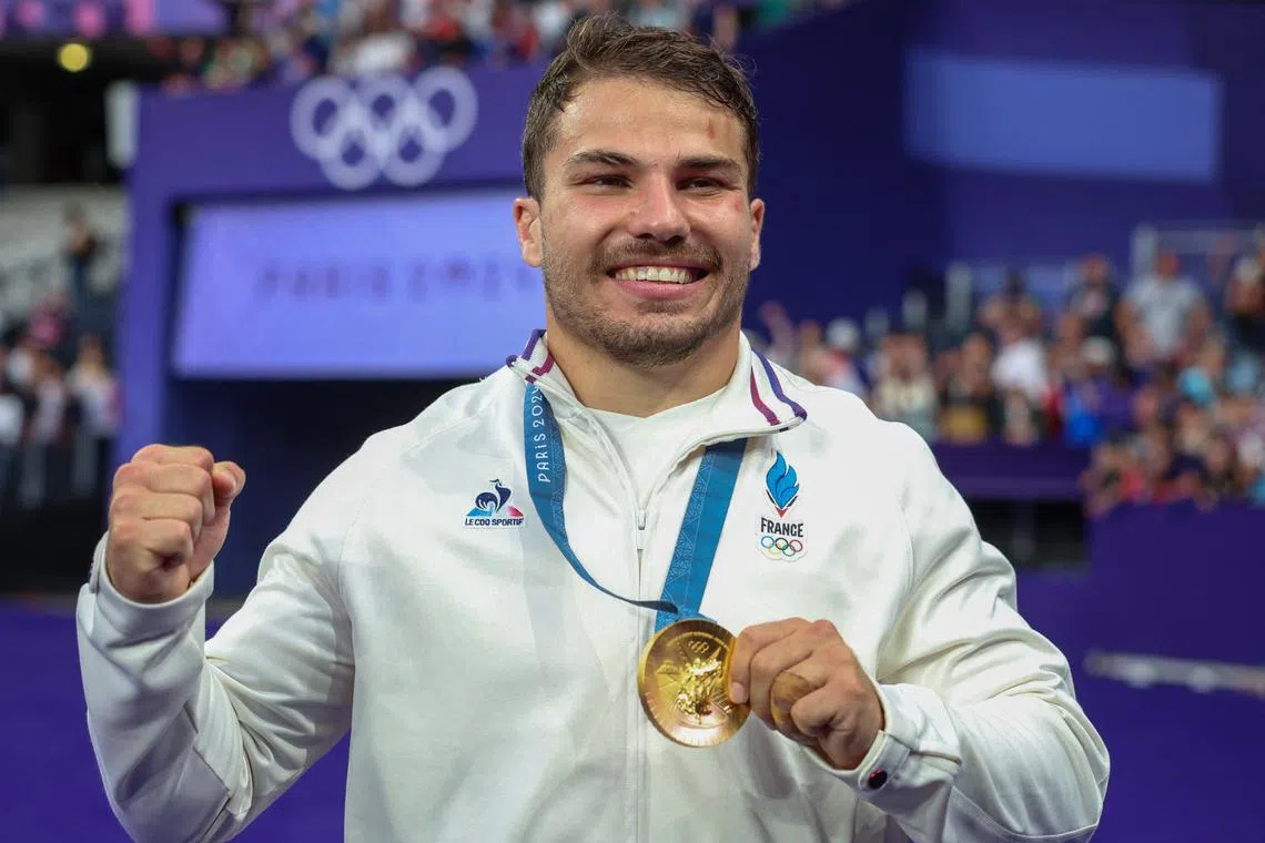 Paris 2024 Olympics - Rugby Sevens - Men's Victory Ceremony - Stade de France, Saint-Denis, France - July 27, 2024. Gold medallist Antoine Dupont of France poses for a picture with his medal as he celebrates after the ceremony REUTERS/Phil Noble