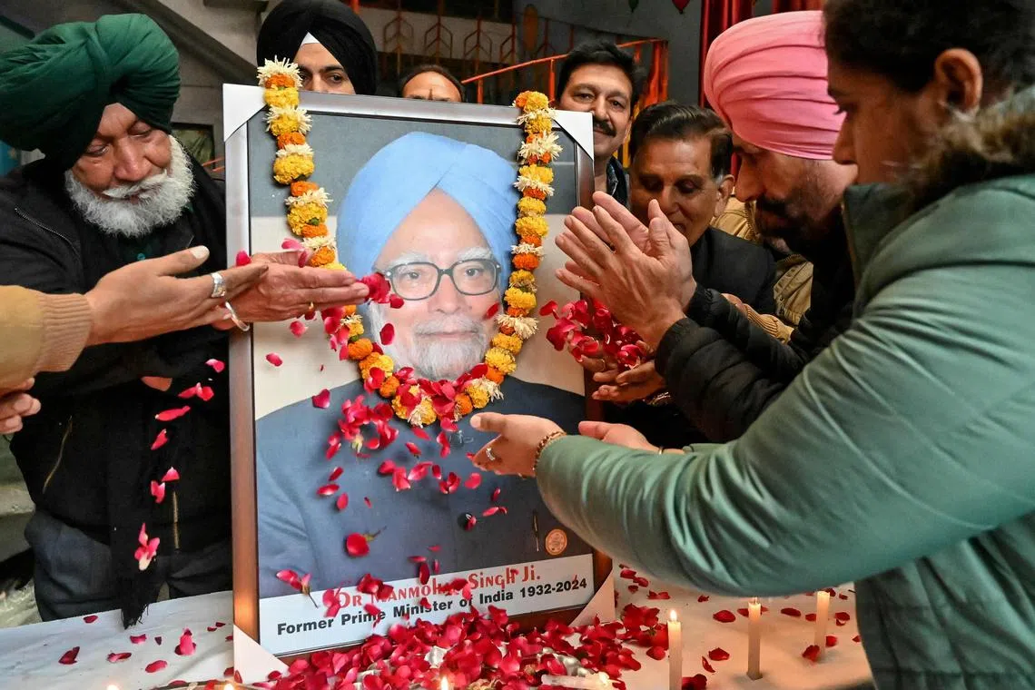 Congress party members pay homage to India's late former prime minister Manmohan Singh, in Amritsar on Dec 27.
