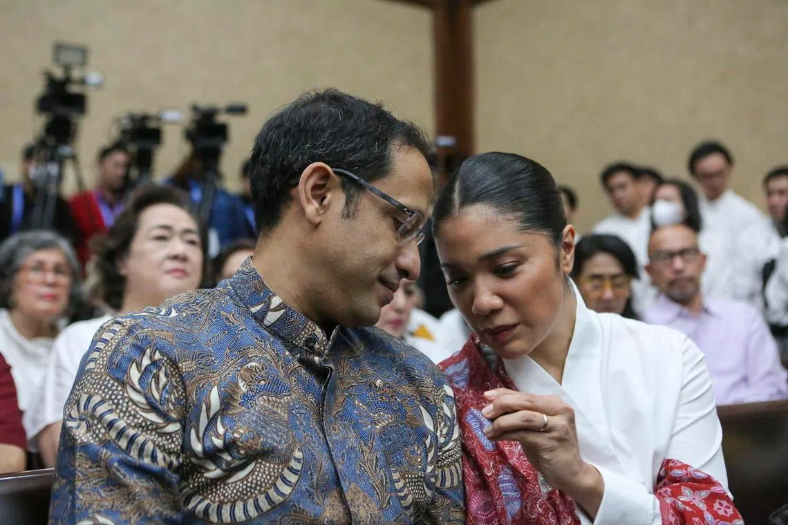 Nadiem Makarim (left) and his wife Franka Franklin at the courtroom for the verdict in a corruption case.