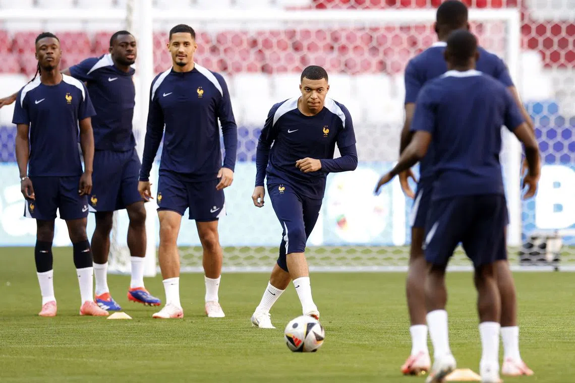 Soccer Football - Euro 2024 - France Training - Munich Football Arena, Munich, Germany - July 8, 2024 France's Kylian Mbappe, William Saliba and Eduardo Camavinga during training REUTERS/Michaela Stache