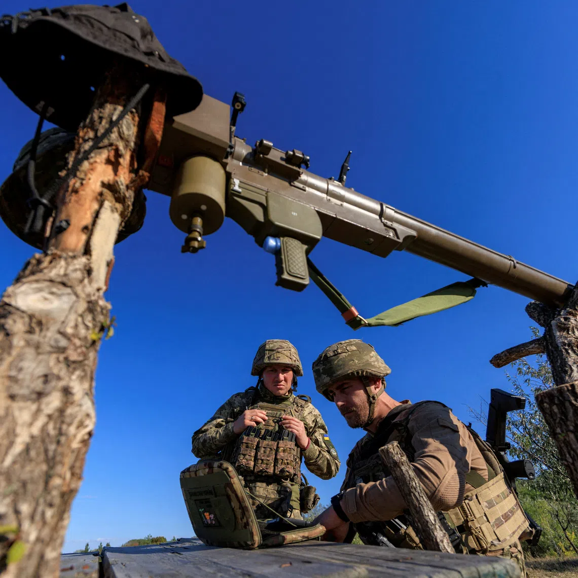 Oleksii and Vasyl, servicemen of an air defence unit of the Separate Presidential Brigade named after Hetman Bohdan Khmelnytskyi, look at a military tablet to track the movement of Russia drones during their combat shift to protect the sky, amid Russia's attack on Ukraine, in Kyiv region, Ukraine September 17, 2026.  REUTERS/Valentyn Ogirenko