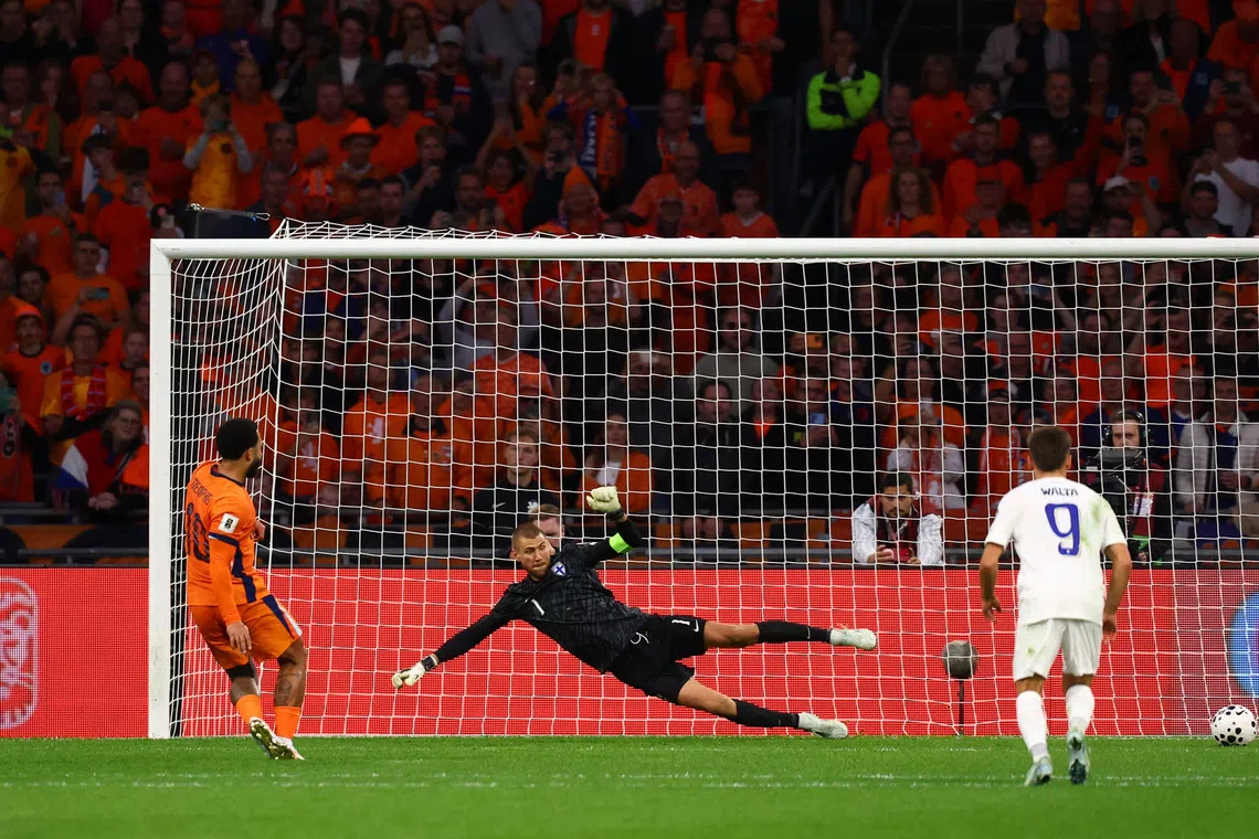 Soccer Football - FIFA World Cup - UEFA Qualifiers - Group G - Netherlands v Finland - Johan Cruyff Arena, Amsterdam, Netherlands - October 12, 2025  Netherlands' Memphis Depay scores their third goal from the penalty spot REUTERS/Piroschka Van De Wouw