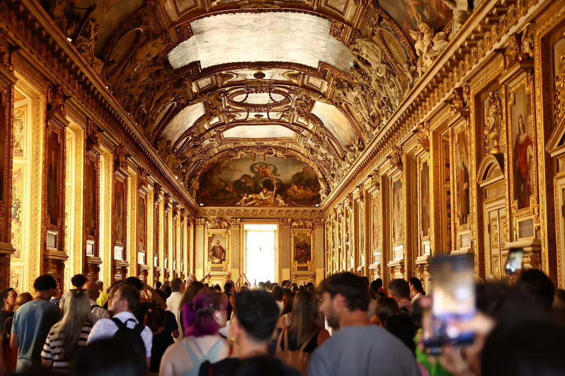 Germans arrested for Louvre stunt in Mona Lisa hall