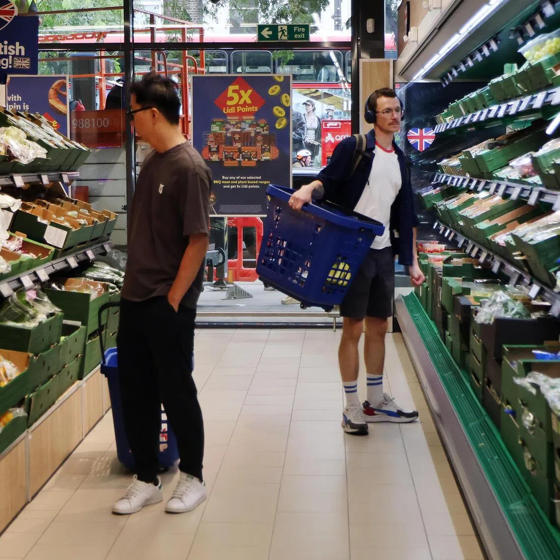The total volume of goods sold in British retail and online stores declined 0.5 per cent in July.